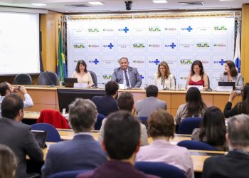 Senador Eduardo Gomes debate regulação da inteligência artificial na saúde durante seminário em Brasília