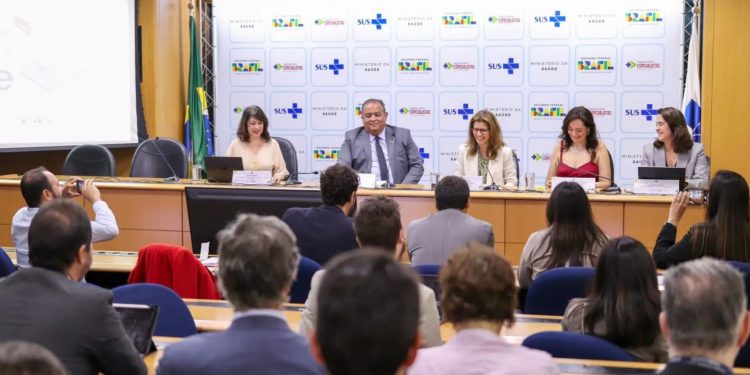 Senador Eduardo Gomes debate regulação da inteligência artificial na saúde durante seminário em Brasília