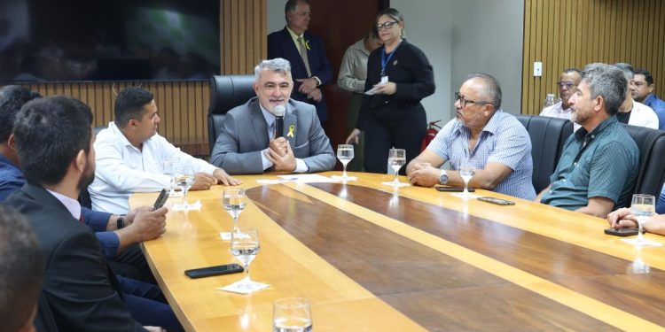 Amélio dialoga com vereadores de diversas Câmaras Municipais durante Assembleia Geral na capital