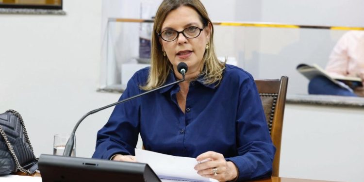 Claudia Lelis cobra ação imediata do Governo e pede apoio do Exército no combate às queimadas