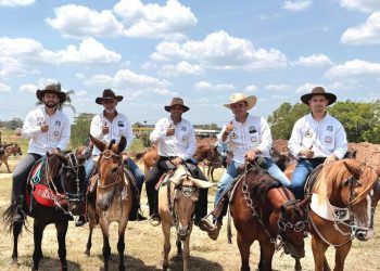 Amélio Cayres celebra tradição sertaneja na Cavalgada de abertura da Expoagra 2025