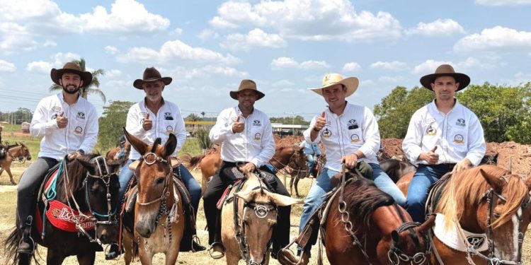 Amélio Cayres celebra tradição sertaneja na Cavalgada de abertura da Expoagra 2025