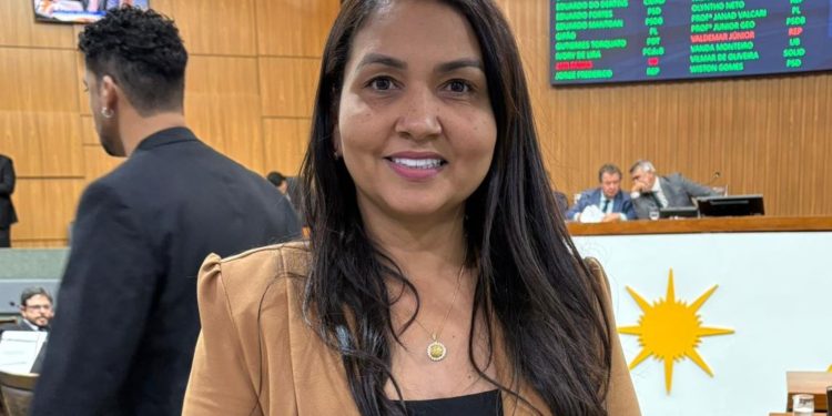 Em defesa da educação, deputada Vanda cobra envio do PCCR e se solidariza com paralisação dos professores