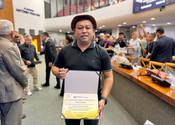 Sessão Solene: Amélio homenageia idealizador do “XicoTV” e destaca orgulho de ser nordestino