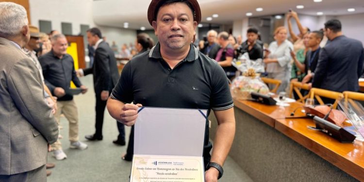 Sessão Solene: Amélio homenageia idealizador do “XicoTV” e destaca orgulho de ser nordestino