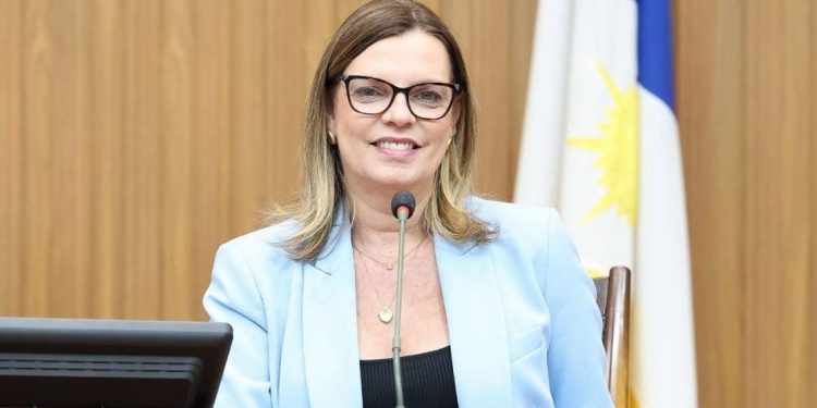 “Nosso compromisso é com o povo”, afirma Claudia Lelis ao apresentar 25 emendas à LDO 2026