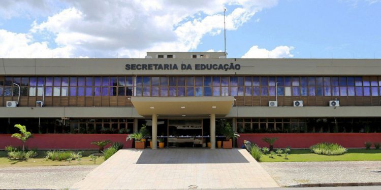 Seduc corta mais de mil contratos temporários e afirma que reestruturação não afetará serviços educacionais