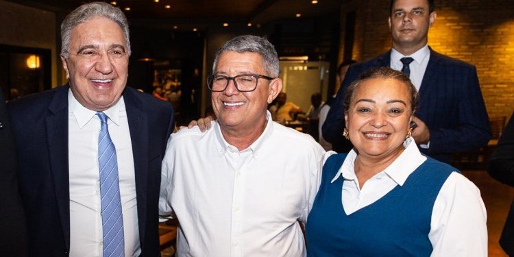 Em jantar com prefeitos e bancada federal, Laurez Moreira prega união entre Estado e municípios pelo desenvolvimento do Tocantins