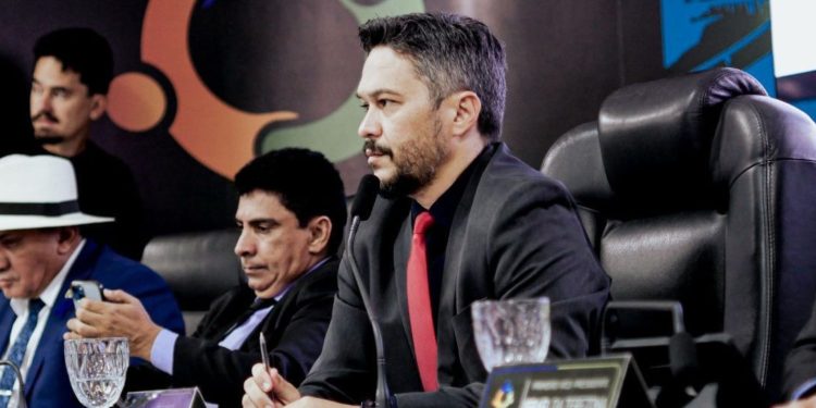 Presidente da Câmara de Araguaína, Max Fleury, reafirma compromisso de diálogo com professores em greve