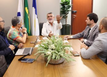 Amélio Cayres discute ampliação da telefonia móvel em reunião com representantes da Anatel