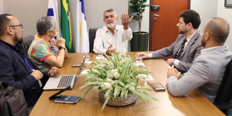 Amélio Cayres discute ampliação da telefonia móvel em reunião com representantes da Anatel
