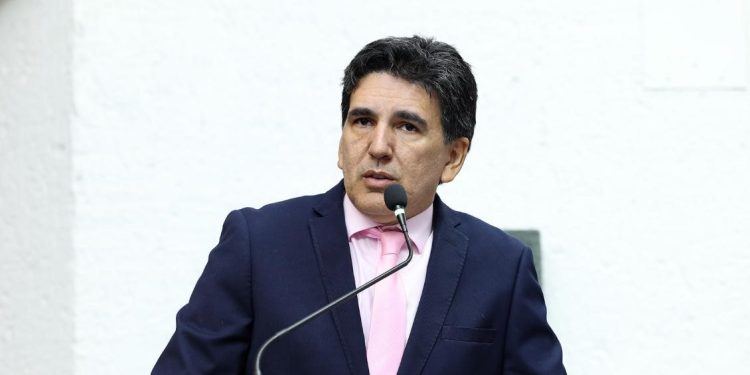 Deputado Júnior Geo pede impeachment do governador afastado Wanderlei Barbosa