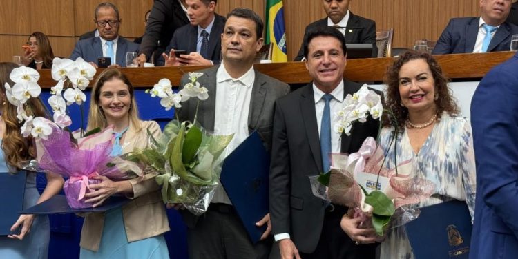 Deputado Nilton Franco entrega Título de Cidadão Tocantinense e homenageia personalidades em sessão