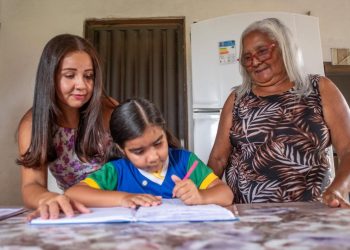 Rostos da Transformação: filha de pais surdos, Larissa Manoela entende o valor da educação