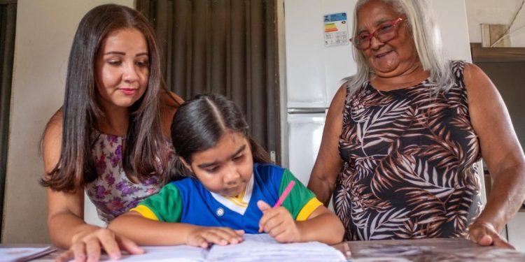 Rostos da Transformação: filha de pais surdos, Larissa Manoela entende o valor da educação