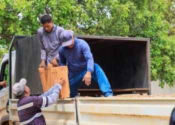 Prefeitura de Palmas disponibiliza telhas na ação emergencial para atender famílias atingidas por vendaval no Jardim Taquari