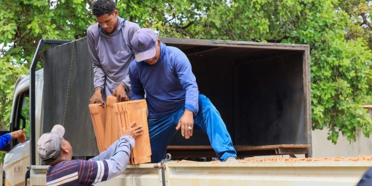 Prefeitura de Palmas disponibiliza telhas na ação emergencial para atender famílias atingidas por vendaval no Jardim Taquari