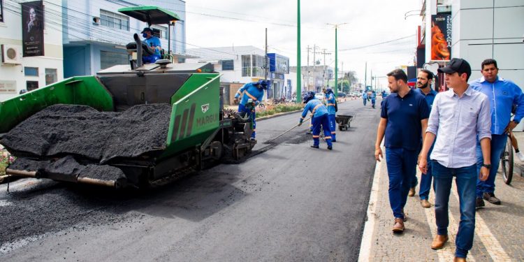 Prefeito Celso Morais acompanha avanço do recapeamento em avenidas estratégicas de Paraíso