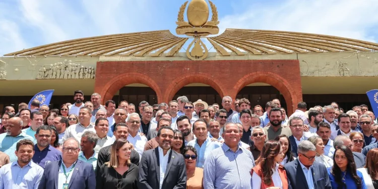 Em evento com mais de 100 prefeitos, senador Eduardo Gomes reforça agenda municipalista na liberação de R$ 86 milhões e recebe reconhecimento