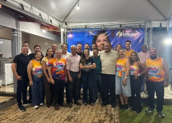 Senador Eduardo Gomes celebra carnaval em Dianópolis e Porto Nacional e visita indústria de refrescos em Taguatinga