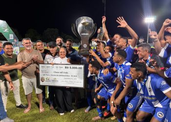 Com recursos de emenda, Amélio entrega iluminação do Estádio JK nos 35 anos de Esperantina