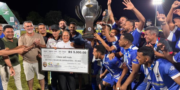 Com recursos de emenda, Amélio entrega iluminação do Estádio JK nos 35 anos de Esperantina