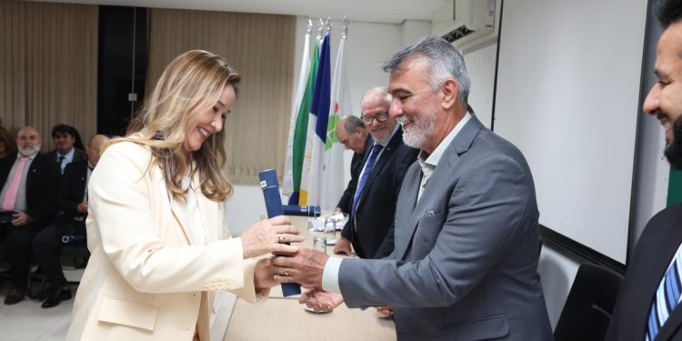 Amélio Cayres destaca papel da educação superior em formatura da Adesg