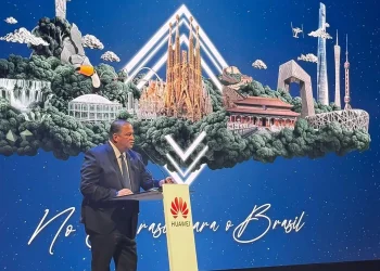 Vice-presidente do Senado, Eduardo Gomes articula parcerias internacionais para ampliar cobertura de internet no Tocantins durante congresso em Barcelona