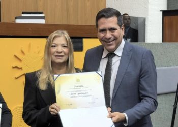 Marcus Marcelo homenageia a empresária Antônia Lopes durante sessão solene do Dia da Mulher
