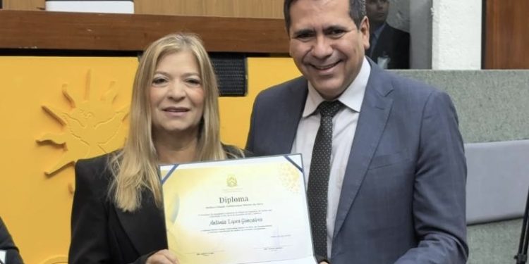 Marcus Marcelo homenageia a empresária Antônia Lopes durante sessão solene do Dia da Mulher