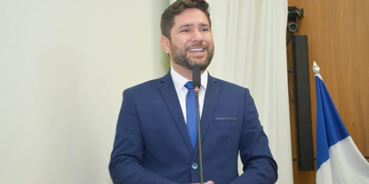 Câmara de Palmas empossa Miguel Barros após licença de Alex Mascarenhas