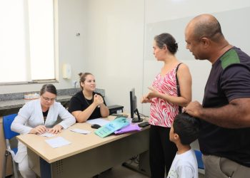 Famílias aproveitam o sábado, 14, para garantir vacina contra a gripe em Palmas