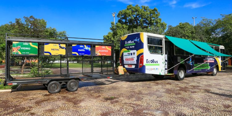 Prefeito Eduardo Siqueira Campos lança Ecobus e assina decretos importantes para o desenvolvimento sustentável de Palmas