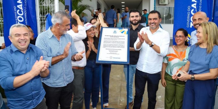 Presidente Amélio Cayres acompanha entrega de obra e prêmios a professores em Porto Nacional