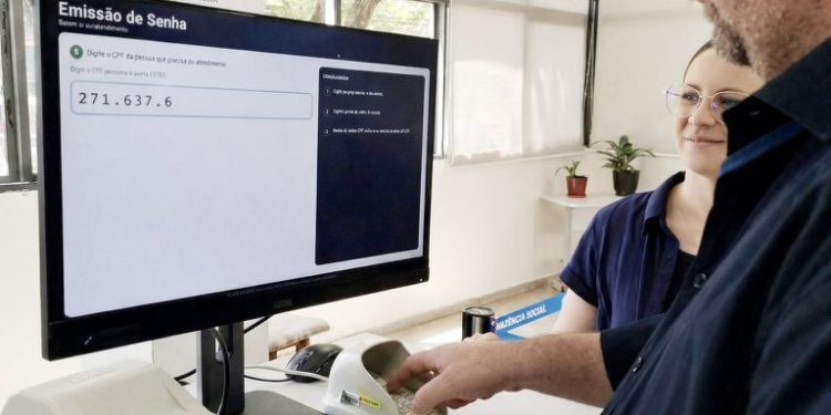 INSS adota sistema automático de senhas para agilizar atendimento e combater filas nas agências