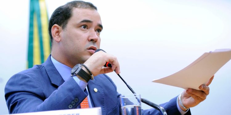 Vicentinho Júnior trabalha na elaboração de plano de governo com participação ativa da sociedade