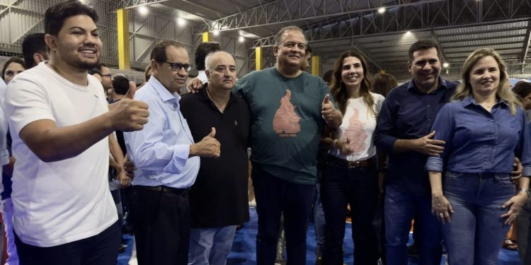 Senador Eduardo Gomes participa do aniversário de Guaraí, entrega obras e visita Tupiratins