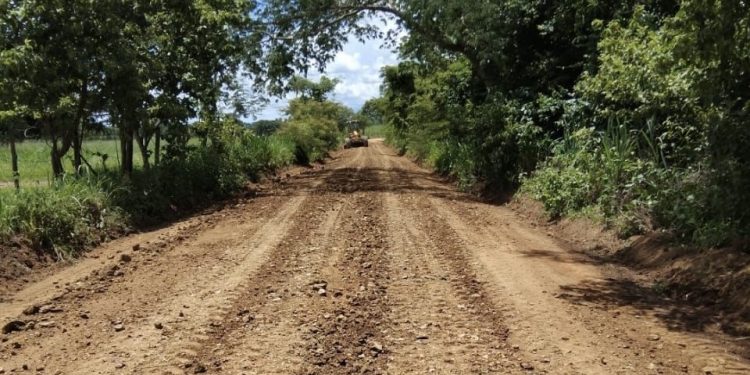 Com trabalho intenso na zona rural, gestão de Dione do Pastel alcança 80% das estradas recuperadas e impulsiona desenvolvimento de Combinado em parceria com o Governo do Estado