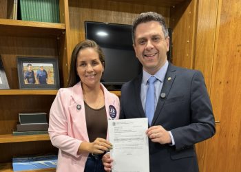 Em Brasília, vice-prefeita Ana Cláudia confirma junto ao deputado Tiago Dimas o pagamento de R$ 500 mil para praça em Cici­lândia e articula novos recursos para estradas vicinais e veículos para a educação