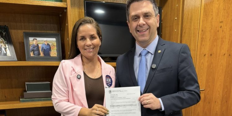 Em Brasília, vice-prefeita Ana Cláudia confirma junto ao deputado Tiago Dimas o pagamento de R$ 500 mil para praça em Cici­lândia e articula novos recursos para estradas vicinais e veículos para a educação