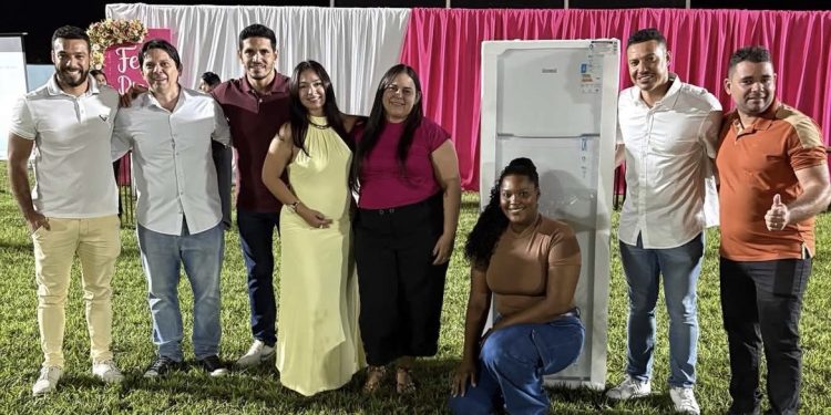 Noite histórica: gestão Dione do Pastel realiza uma das maiores festas das mães já vistas em Combinado e reúne mais de 1.500 mães em grande celebração