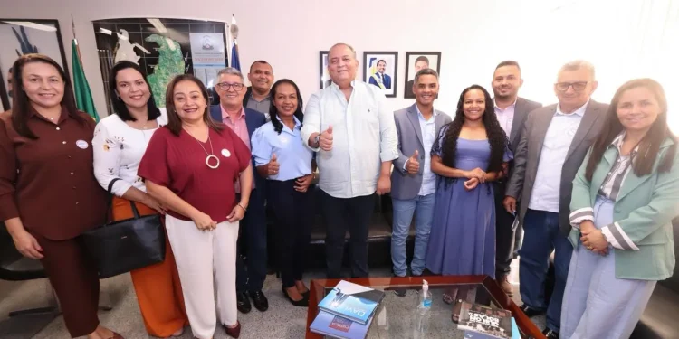 Senador Eduardo Gomes recebe lideranças de Cristalândia, São Sebastião e Palmeirante para tratar de demandas municipais