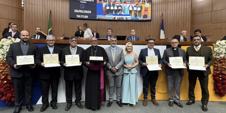 Amélio Cayres presta homenagens durante Sessão Solene dos 30 anos da Arquidiocese de Palmas