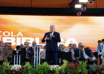 Laurez Moreira participa de encontro evangélico e fala sobre o papel da fé na vida das famílias