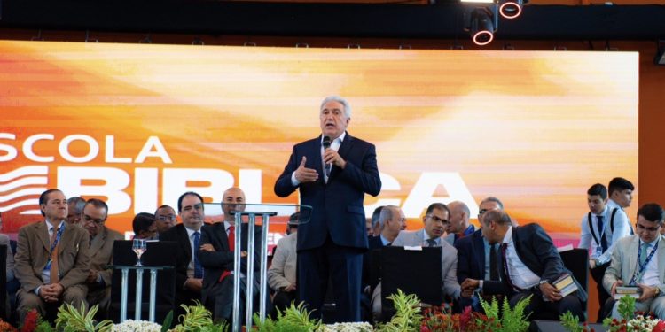 Laurez Moreira participa de encontro evangélico e fala sobre o papel da fé na vida das famílias
