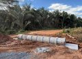Mais acesso, mais desenvolvimento e mais dignidade: gestão Douglas Oliveira avança com recuperação de estradas e construção de bueiros na zona rural de Carmolândia