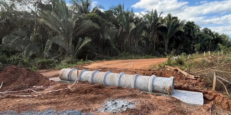 Mais acesso, mais desenvolvimento e mais dignidade: gestão Douglas Oliveira avança com recuperação de estradas e construção de bueiros na zona rural de Carmolândia