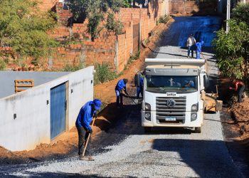 Mais de 20 mil m² de asfalto são executados em ruas da Baixada do Jardim Aureny III