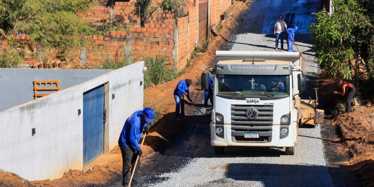 Mais de 20 mil m² de asfalto são executados em ruas da Baixada do Jardim Aureny III