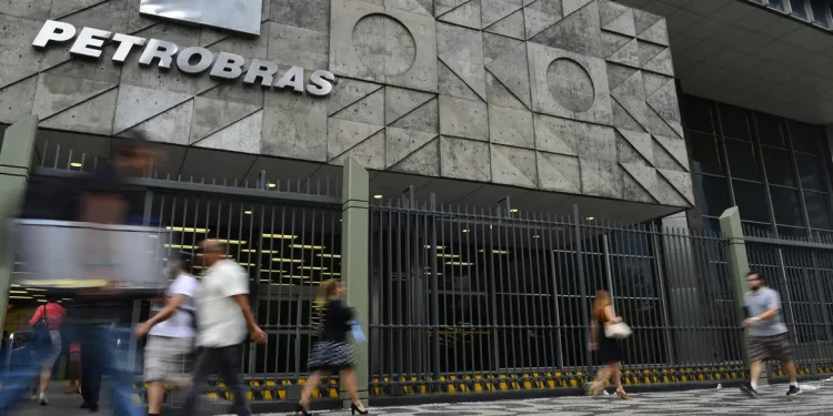 Petrobras anuncia alta de R$ 0,04 na gasolina vendida a distribuidoras